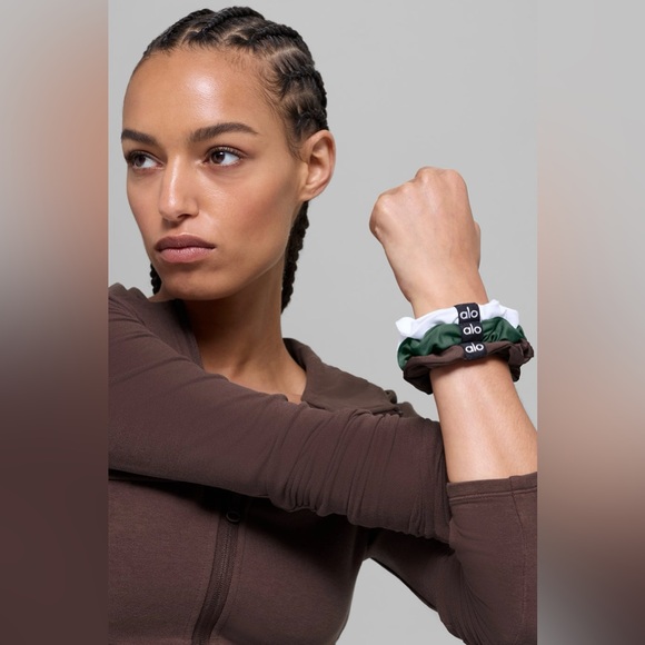 NWT, Alo Fresh Mini Scrunchie 3-Pack (Brownstone/White/Clover Green), Ret $34 - Picture 2 of 4
